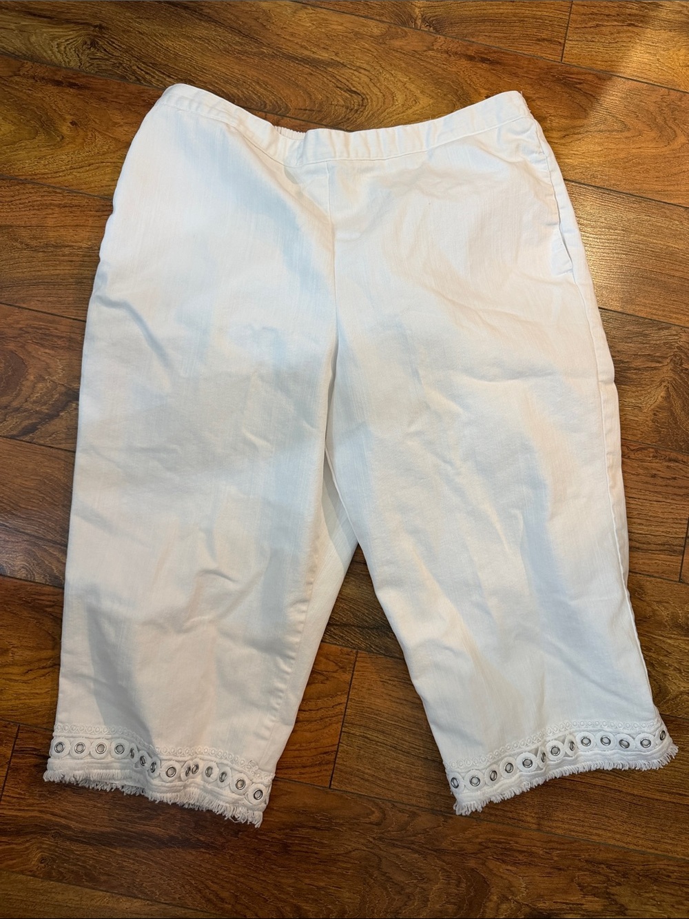 Alfred Dunner White Cropped Eyelet Trim Pants